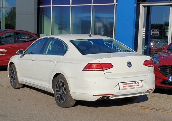 Volkswagen Passat cena 69900 przebieg: 140142, rok produkcji 2017 z Kraków małe 121